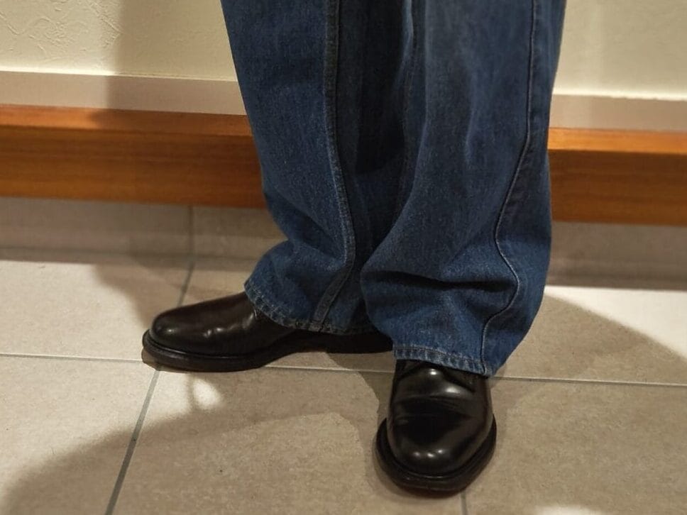 シャノンを色落ちしたデニムと併せたイメージ