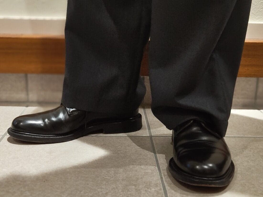 シャノンを綺麗めのウールワイドパンツと併せたイメージ