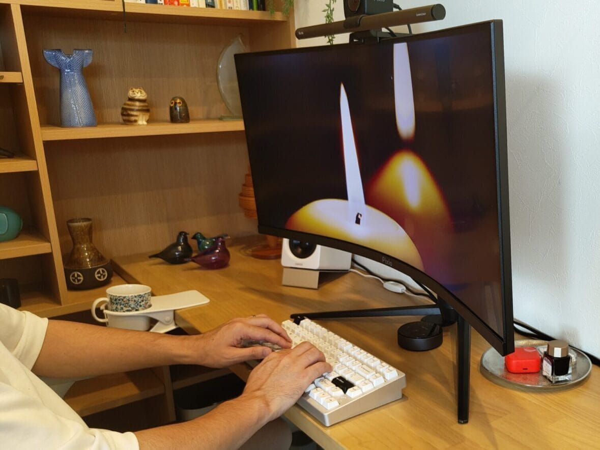 PXC348CNを奥行45cmのデスクに置いた様子