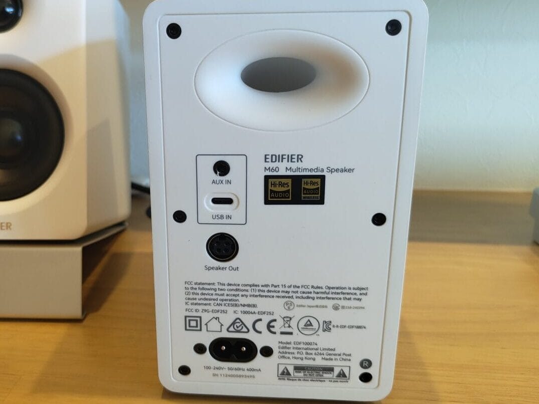 M60 のフロントとリア。USB-Cポート、AUX端子、電源端子が背面に配置