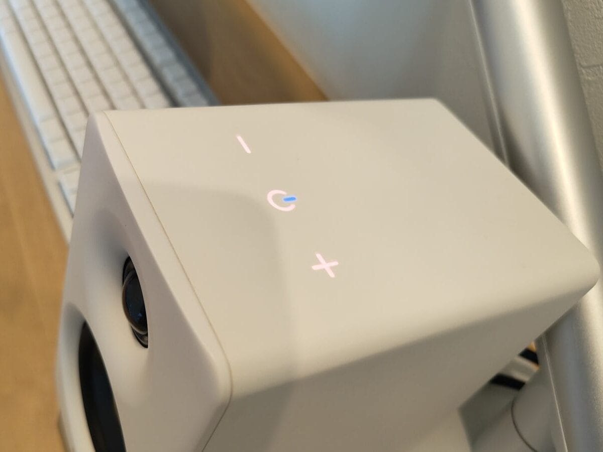 M60は物理ボタンが存在しないミニマルな外観