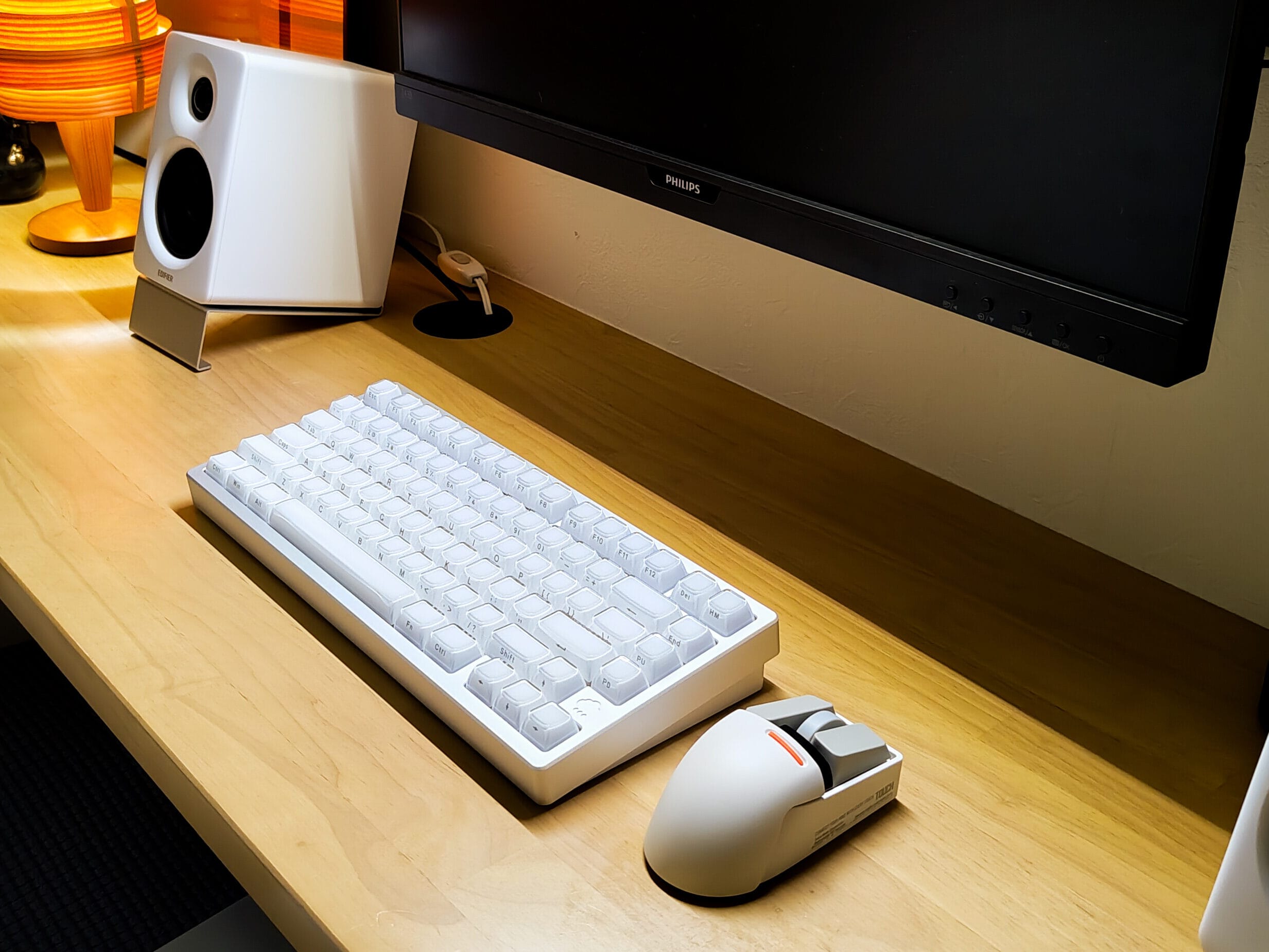 LOFREE Touch PBT ワイヤレスマウスのある北欧風デスク