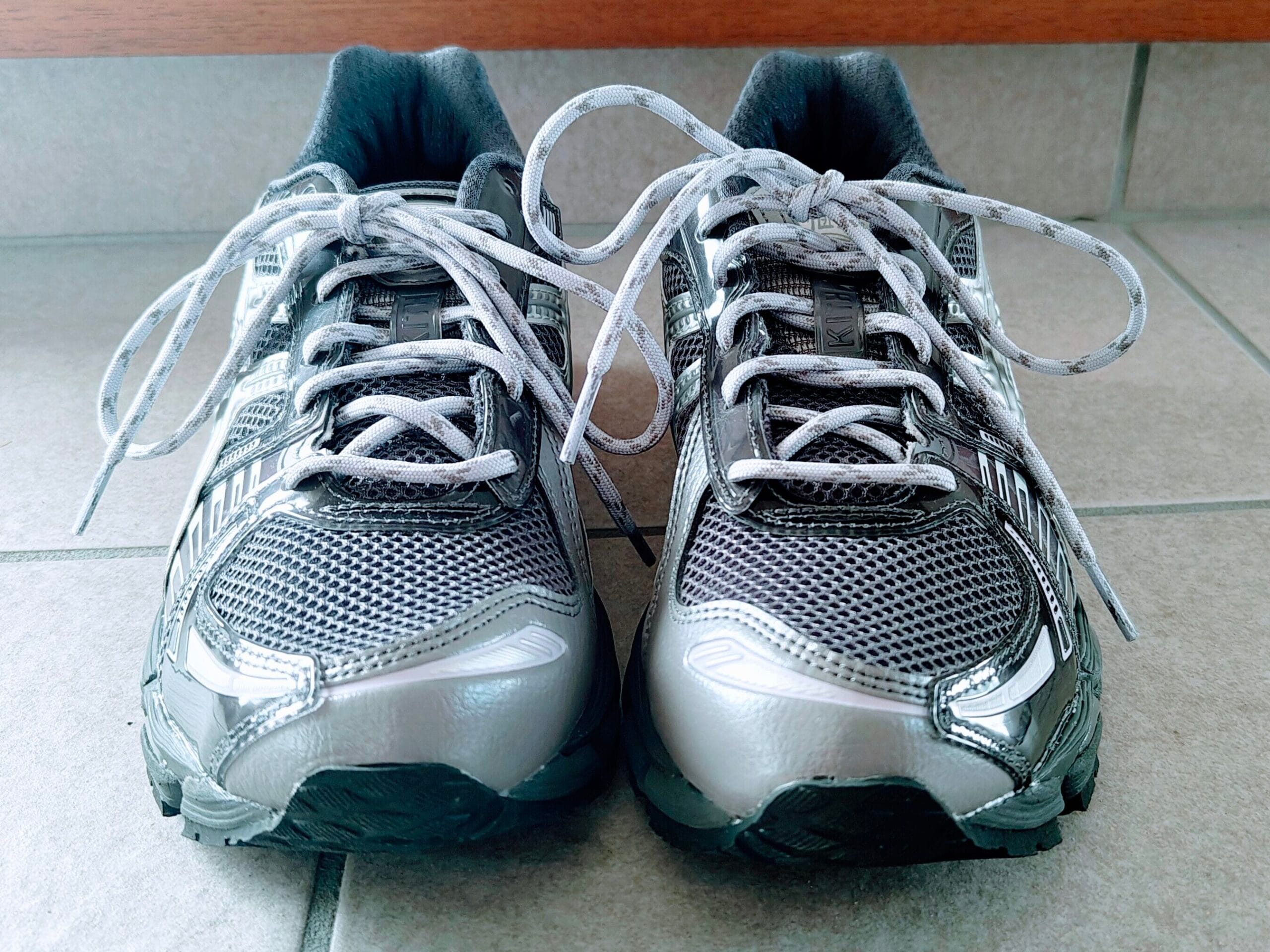 KithコラボのGel-kayano12.1を正面から見た写真