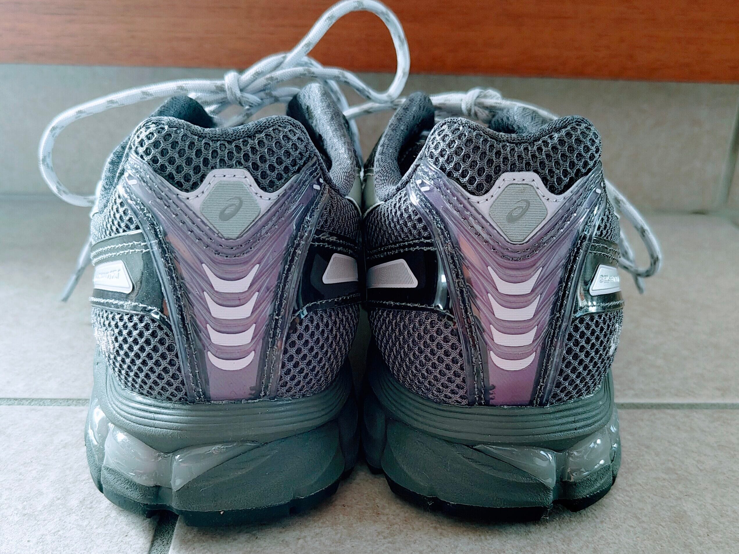 KithコラボのGel-kayano12.1を後ろから見た写真