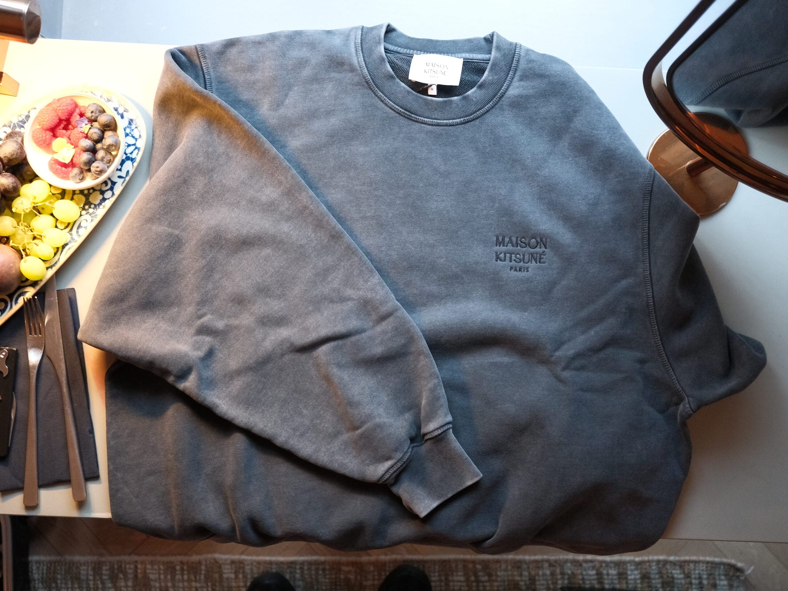 メゾンキツネフェードブラックリラックススウェットの画像