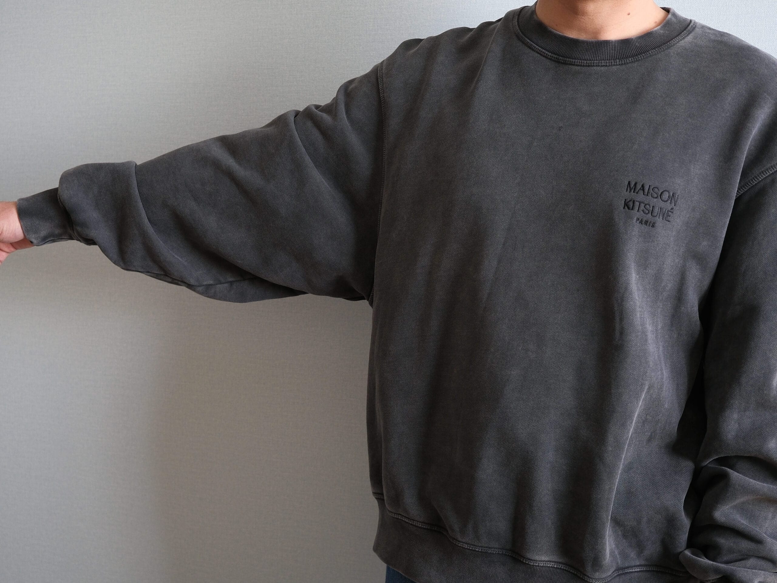メゾンキツネフェードブラックスウェットの腕周り