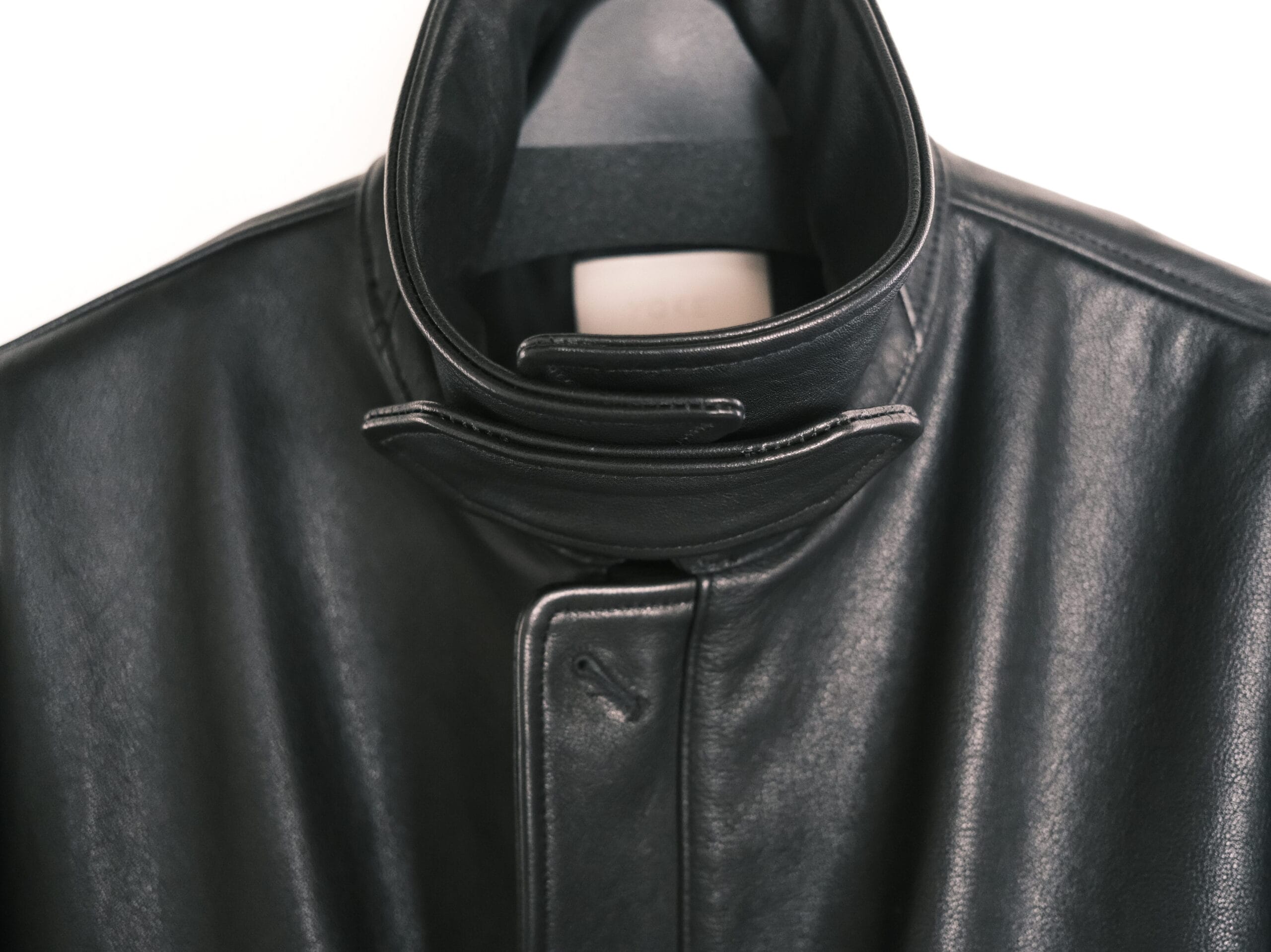 YOKEのレザーフライトジャケットの襟をスタンドカラーにした