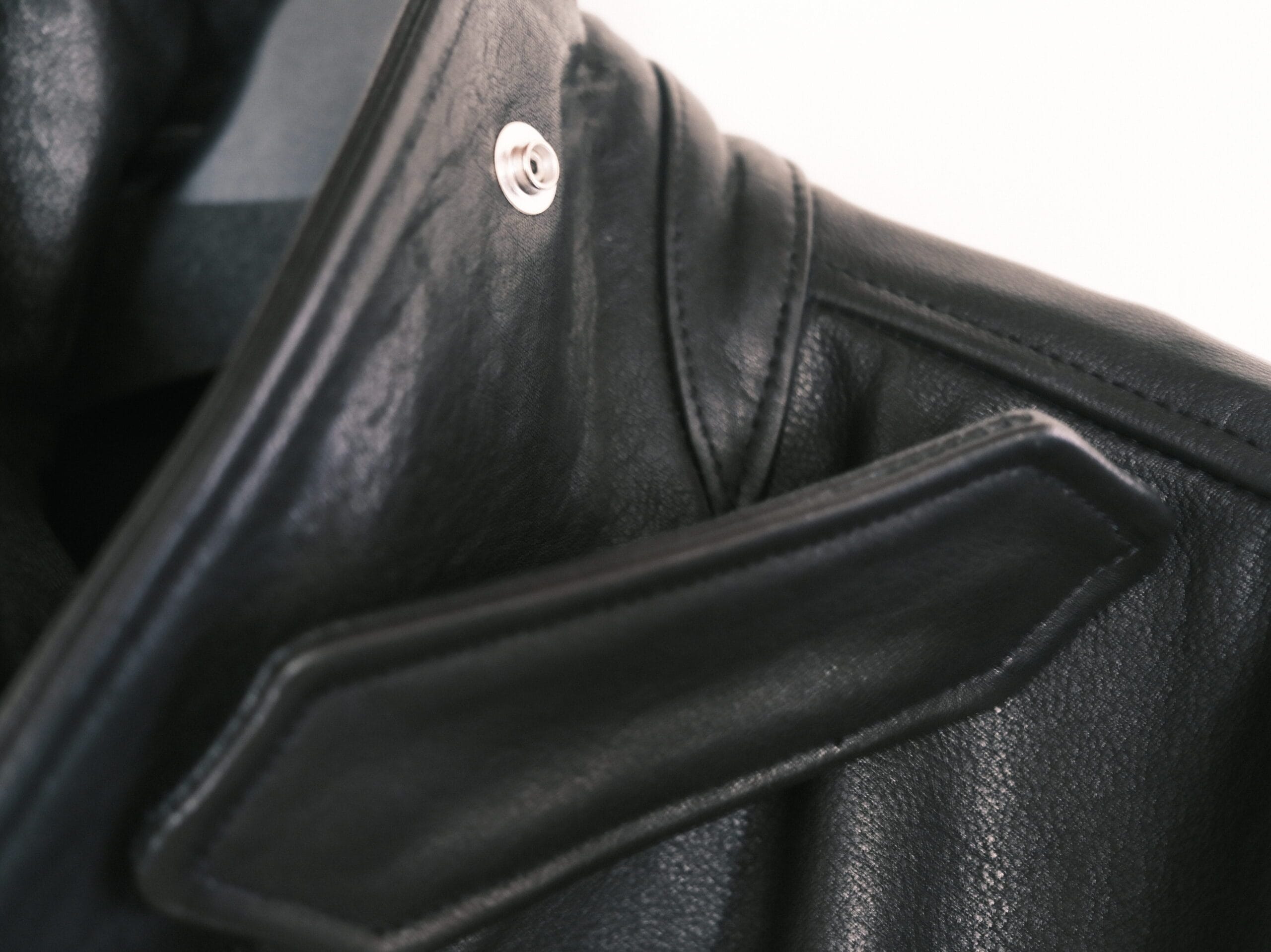 YOKEのレザーフライトジャケットのチンタブ