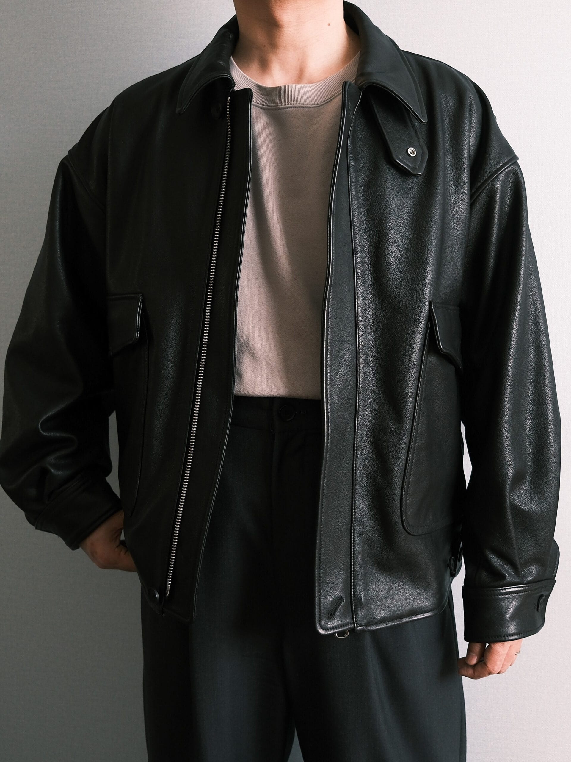 YOKEのレザーフライトジャケットのグレージュスウェットとのコーディネート