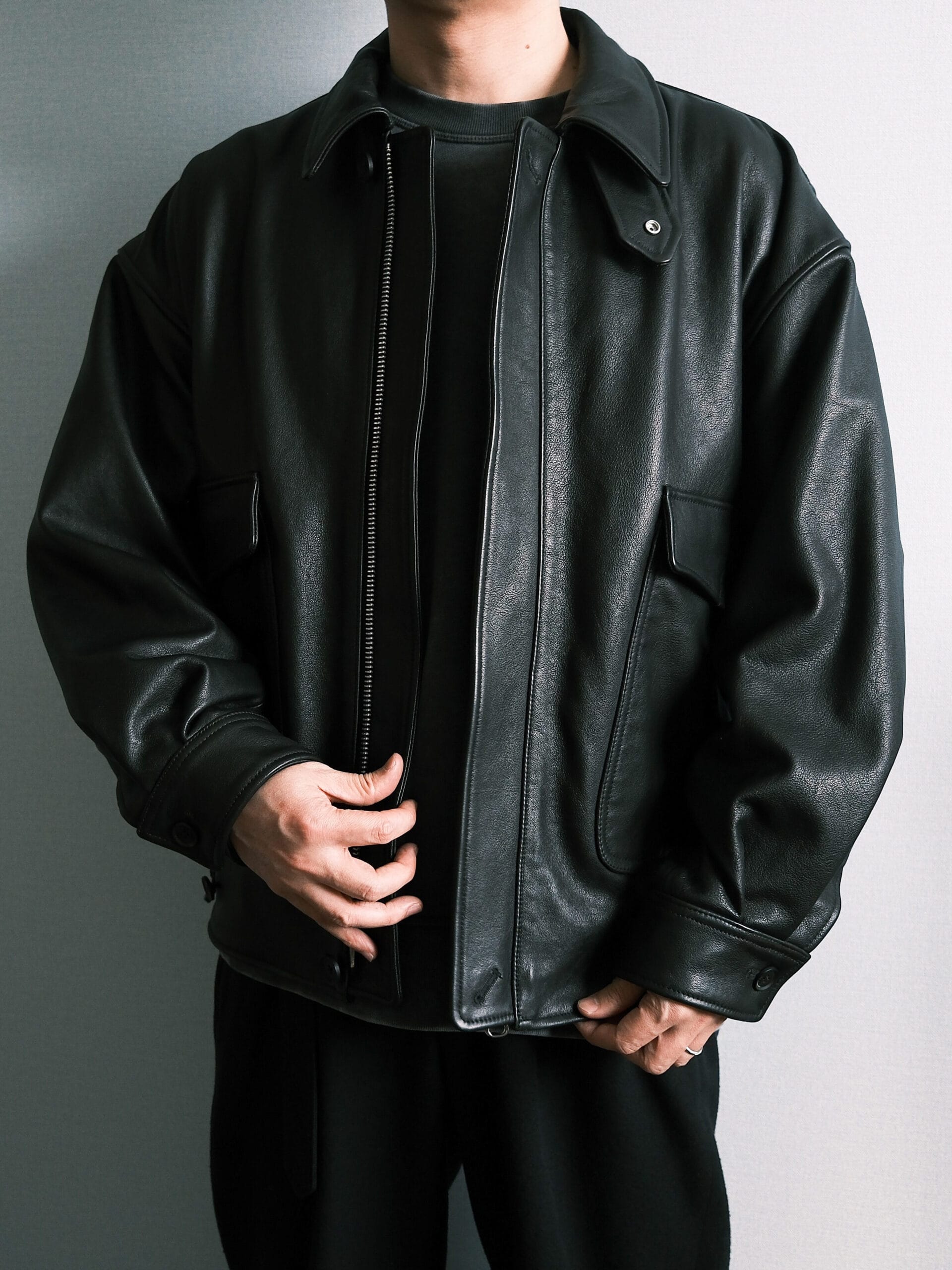 YOKEのレザーフライトジャケットのフェードブラックスウェットとのコーディネート