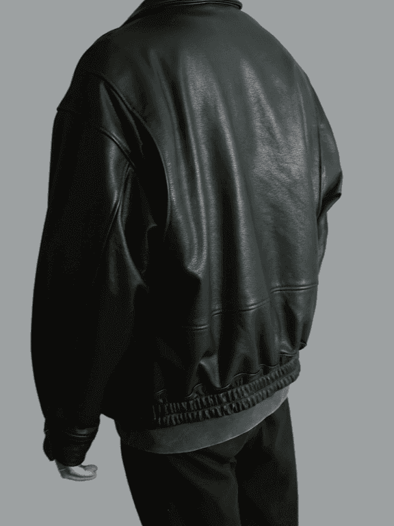 YOKEのレザーフライトジャケットの斜めからの着用画