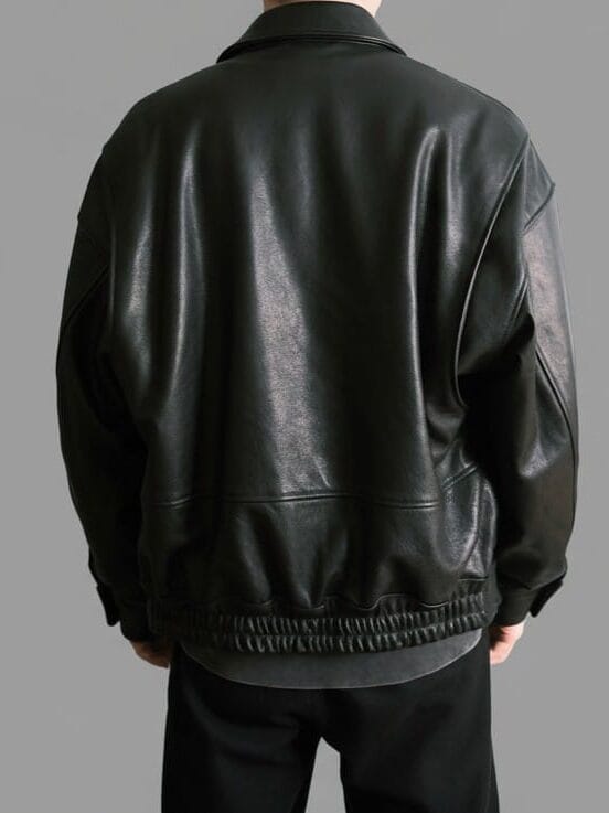 YOKEのレザーフライトジャケットの背面からの着用画