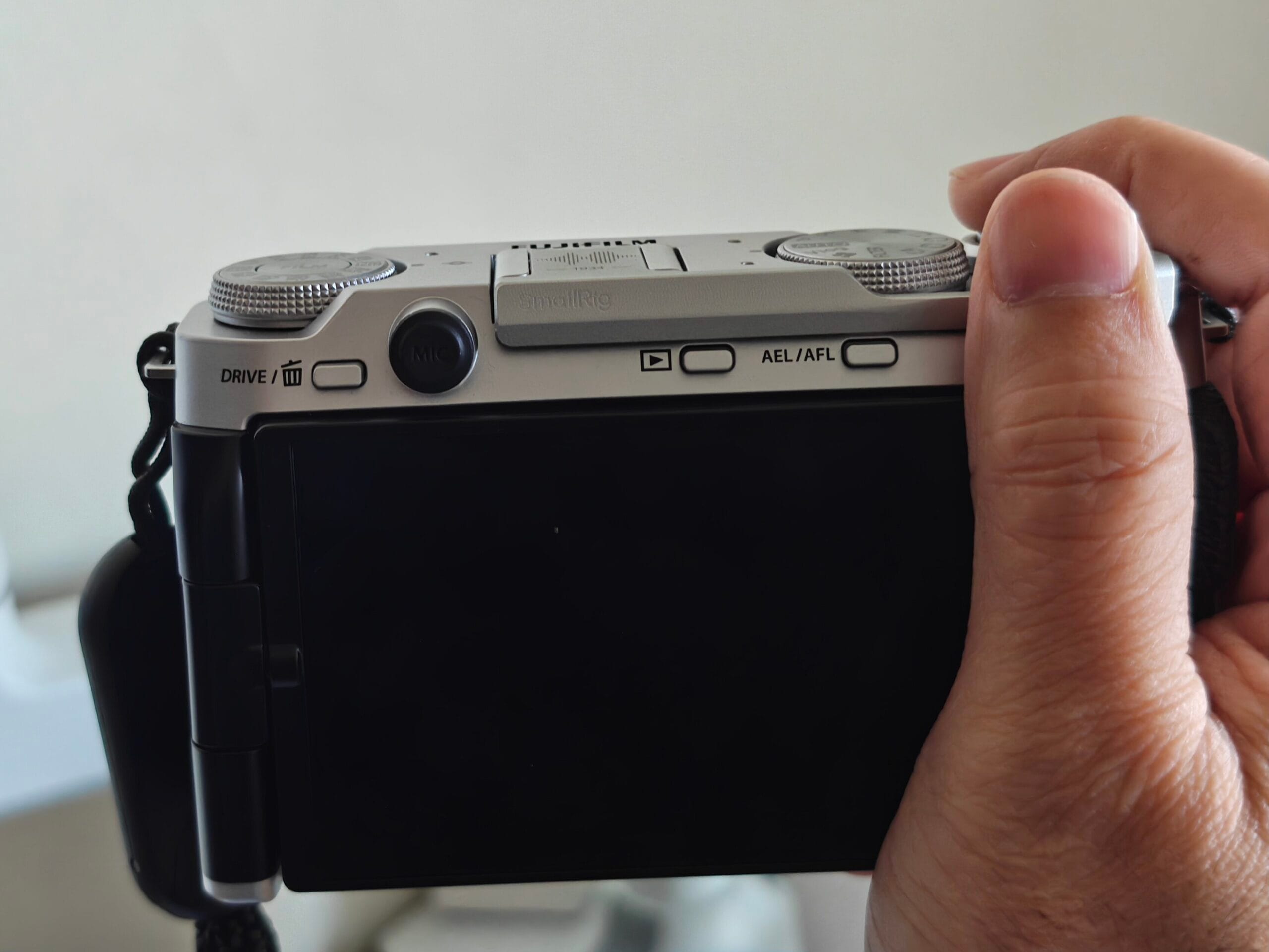 X-M5にサムグリップを装着して片手撮影する様子