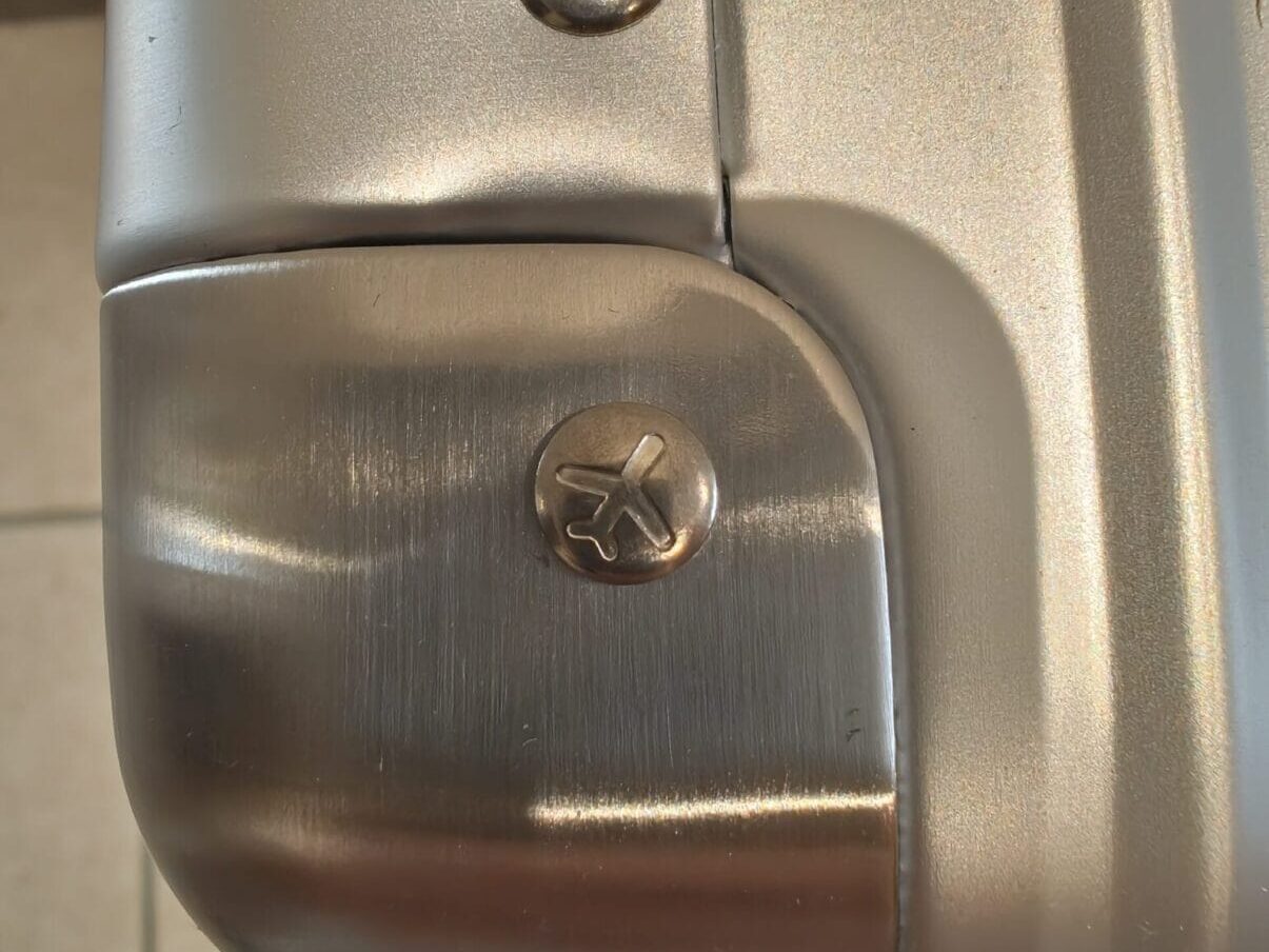 InnovatorのINV1811の金具の飛行機モチーフをアップした写真