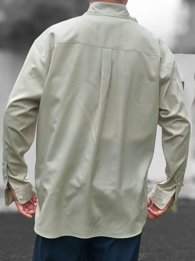 Cornierのウールシャツを着用して後ろから撮影した写真