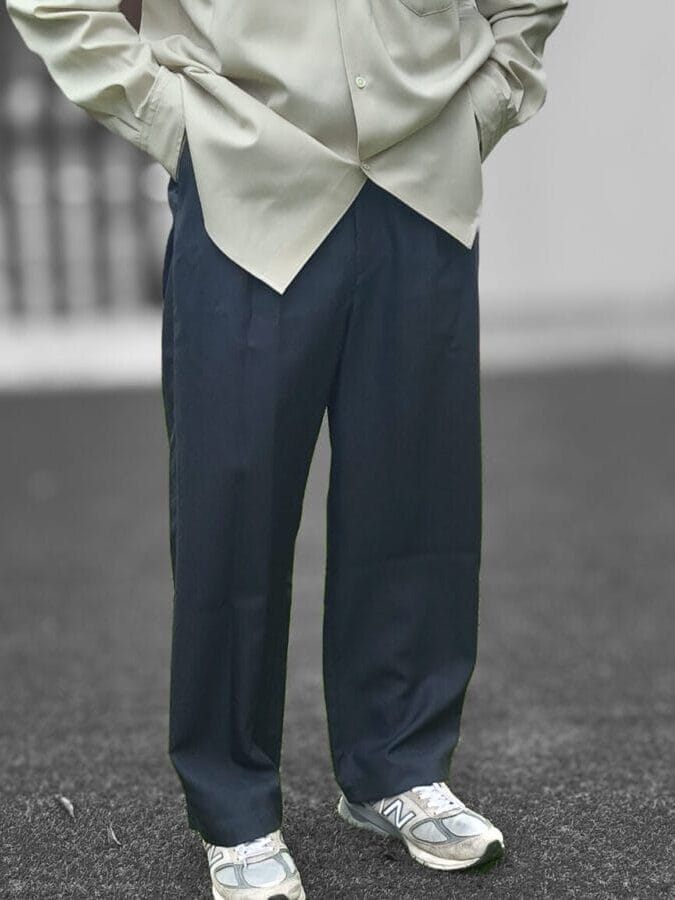 Cornierのウールワイドパンツを着用して正面から撮影した写真