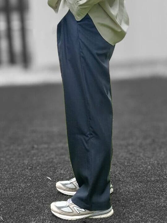 Cornierのウールワイドパンツを着用してサイドから撮影した写真