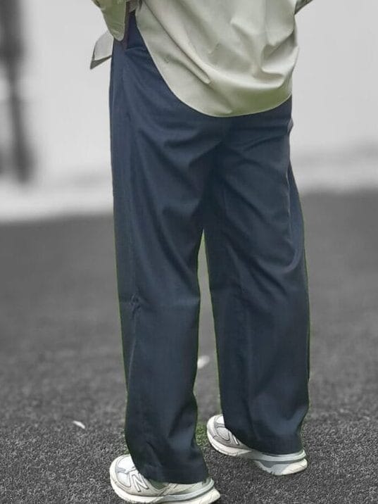 Cornierのウールワイドパンツを着用して後ろから撮影した写真