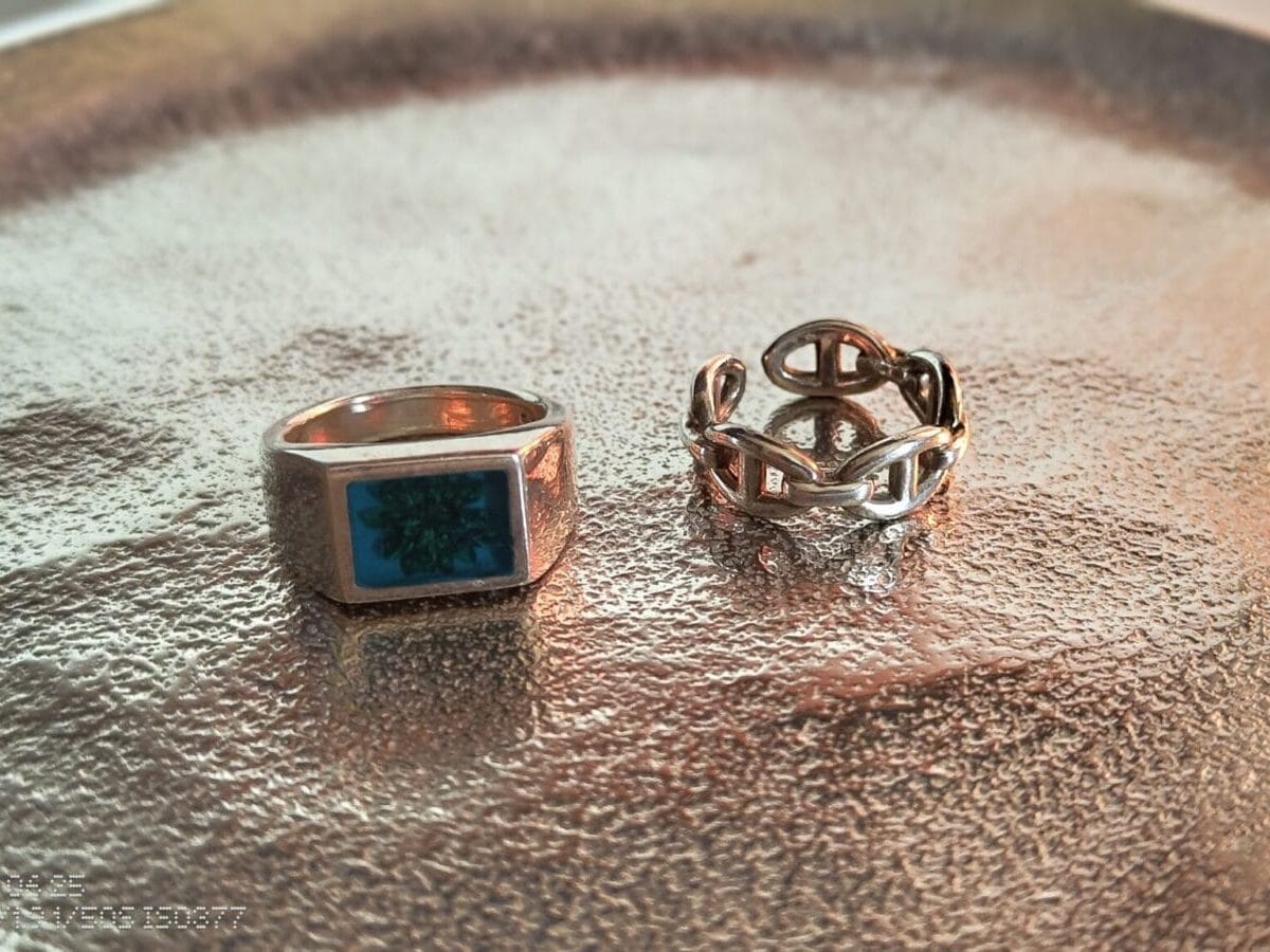 XOLOの指輪2つを並べて撮った写真