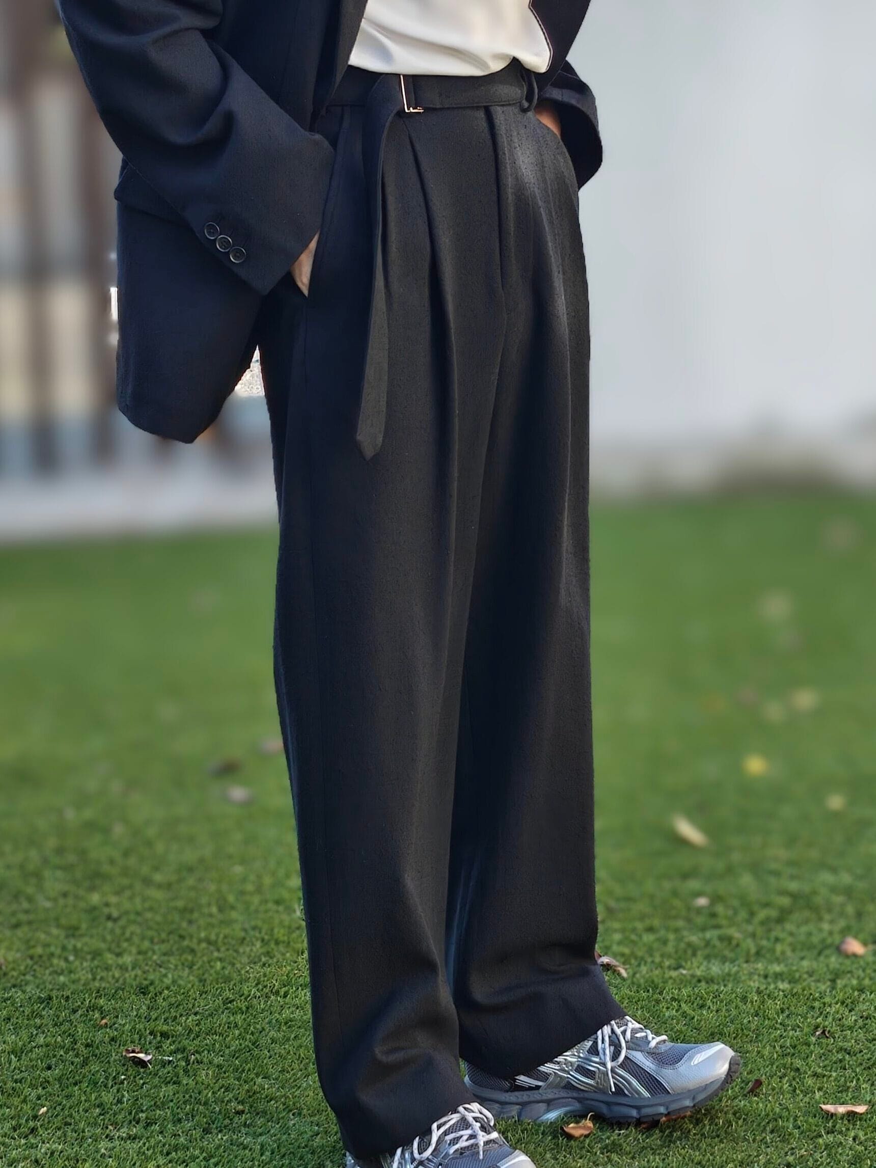 Cornierのシルクネップベルテッドパンツの着用画像