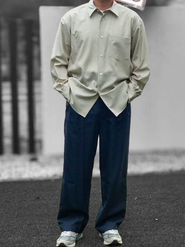 Cornierのウールシャツを着用して正面から撮影した写真