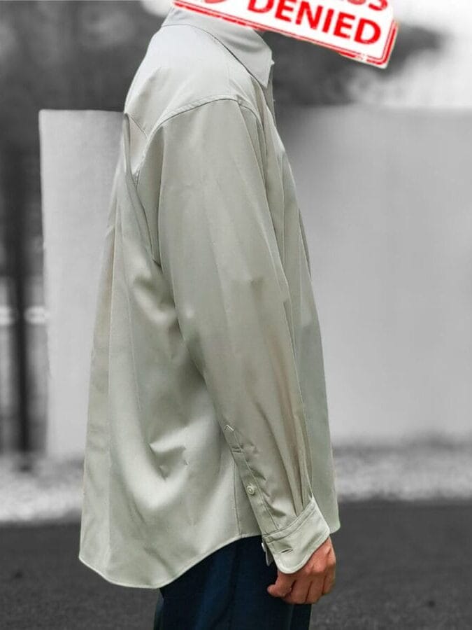 Cornierのウールシャツを着用してサイドから撮影した写真